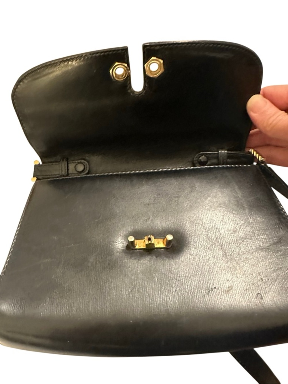 Gucci Black Leather Shoulder Bag with Gold Accents - Picture 6 of 13